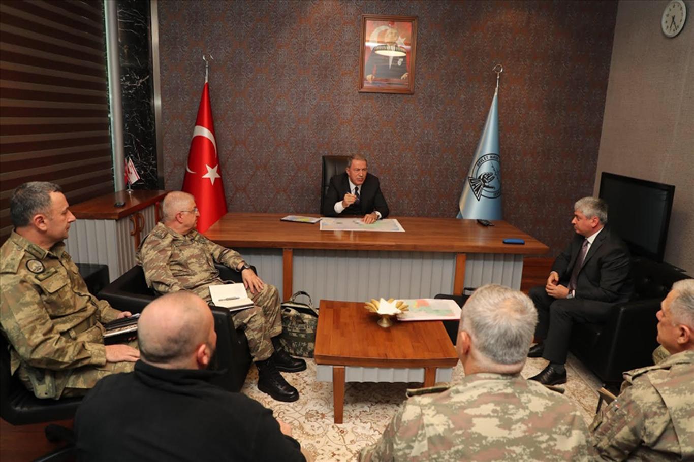 Bakan Akar İdlib'de ortaya çıkan insanlık dramına karşı alınan tedbirleri inceledi Bakan Akar İdlib'de ortaya çıkan insanlık dramına karşı alınan tedbirleri inceledi